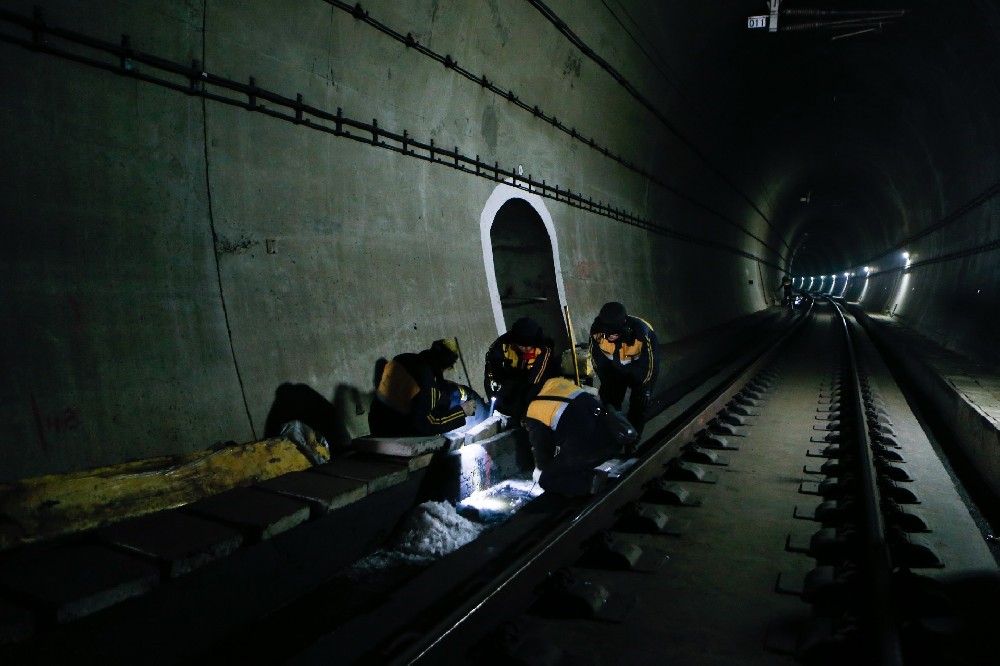 平江铁路运营隧道病害现状